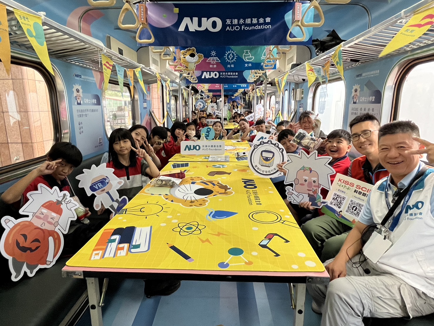 彩神永續基金會參與「臺灣科普環島列車」，設計基礎科學車廂課程，以「淨零碳排和永續能源」為主題，讓學生透過創意實驗認識淨零知識，以及思考生活中的減碳行為
