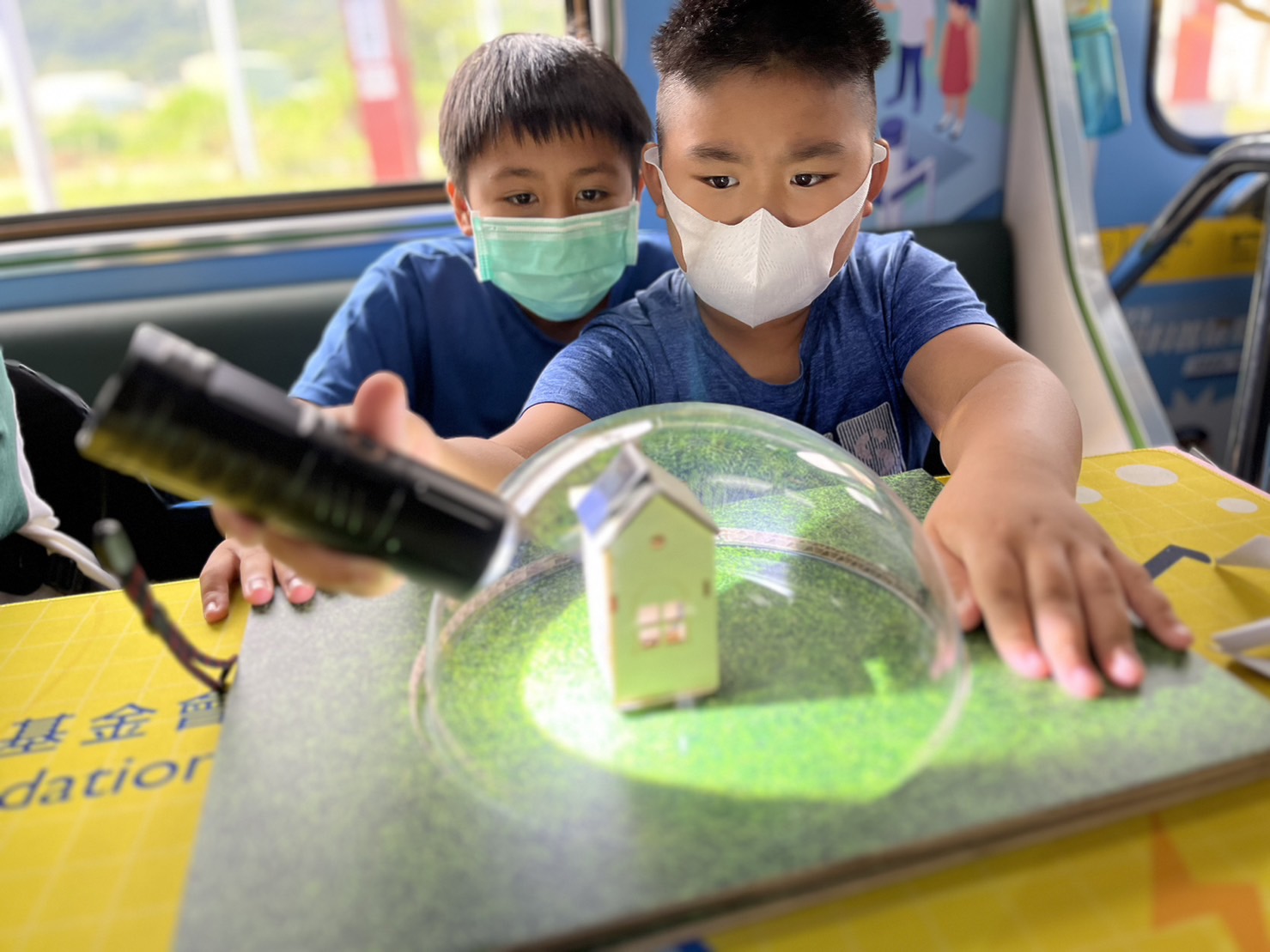 彩神參與基礎科學主題車廂，以STEAM教學精神，設計「逐日科學家」、「太陽能工程師」以及「淨零建築師」三大能源科普課程和實驗