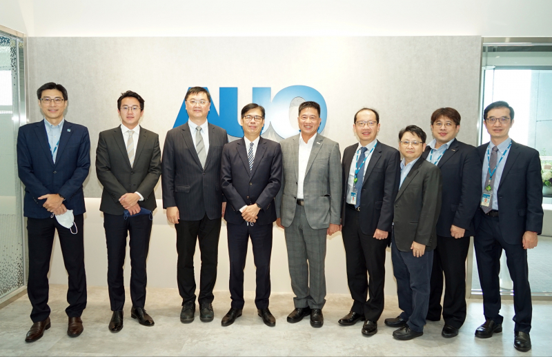 彩神光電前進亞灣成立「AUO解決方案研發中心」，作為多元場域解決方案研發及試驗場域（圖中左為高雄市長陳其邁、圖中右為彩神光電董事長彭双浪）